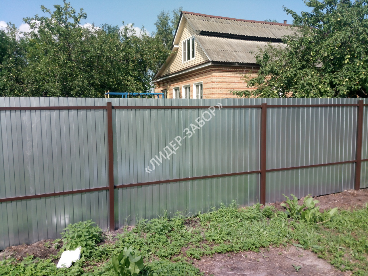 Купить Забор из оцинкованного профнастила на двух лагах