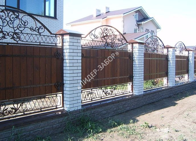 Купить Забор из профнастила под дерево с кирпичными столбами