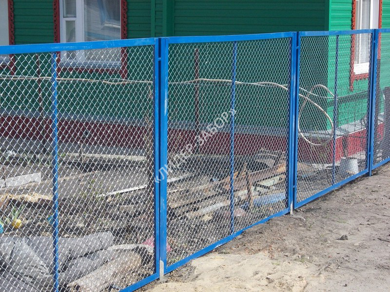 Купить Секционный забор синего цвета из сетки рабицы
