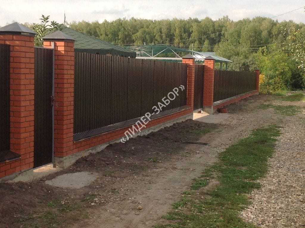 Цена Для частного дома забор из профнастила с кирпичными столбами в Москве Купить Для частного дома забор из профнастила с кирпичными столбами