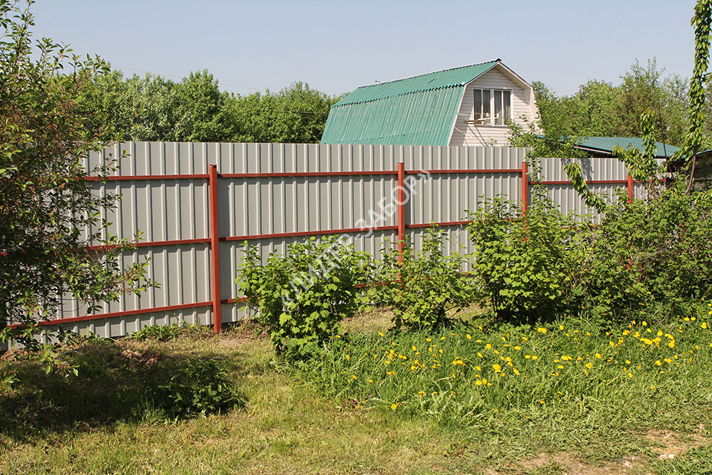 Цена Для загородного дома забор из профнастила с бетонированием столбов в Москве Купить Для загородного дома забор из профнастила с бетонированием столбов